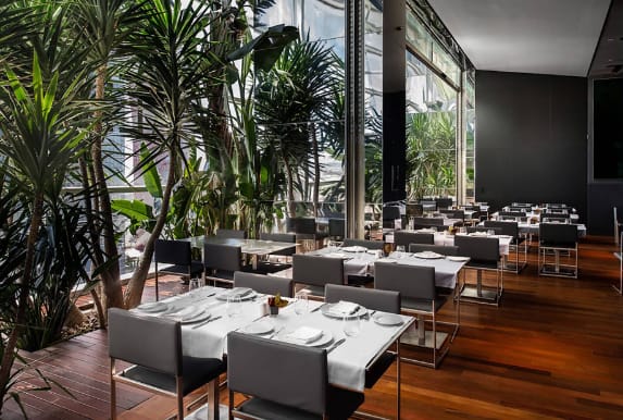 Modern dining venue in Palmer Restaurant, perfect for networking lunches and upscale dinners.