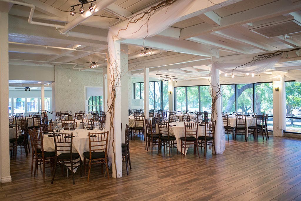 Elegant banquet hall with round tables, perfect for weddings and corporate events.