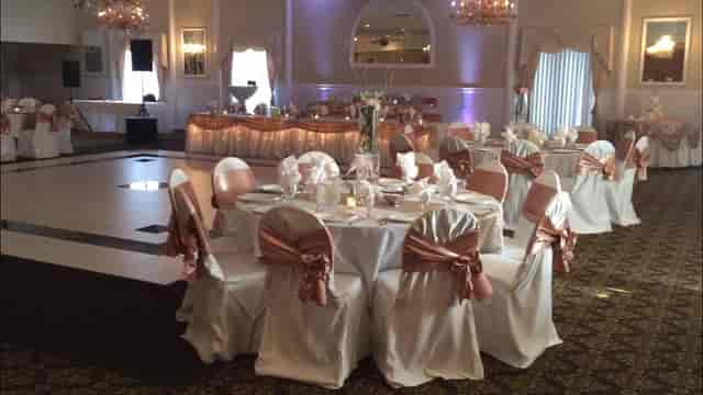 Elegant banquet hall with round tables, ideal for weddings and formal events.