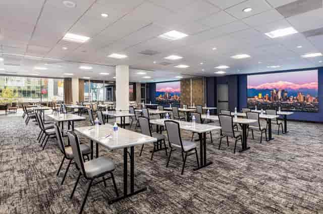 Meeting room in Los Angeles with classroom setup, ideal for corporate workshops.