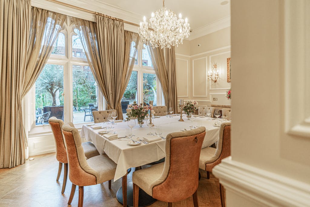 Elegant meeting room with round table, ideal for corporate events at St Paul's Hotel.