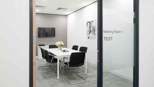 Modern coworking meeting room with ergonomic chairs for productive sessions.
