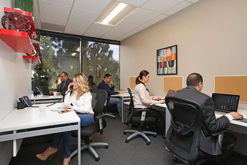 Modern coworking space with workstations, ideal for meetings and events.