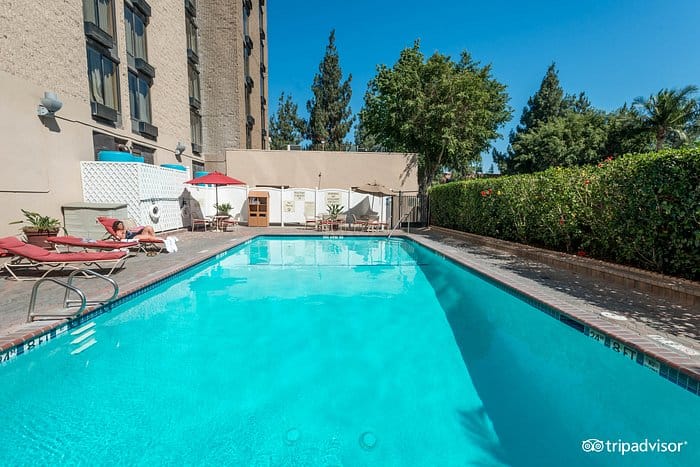 Hotel Burbank pool area with blue water, ideal for outdoor events and relaxation.