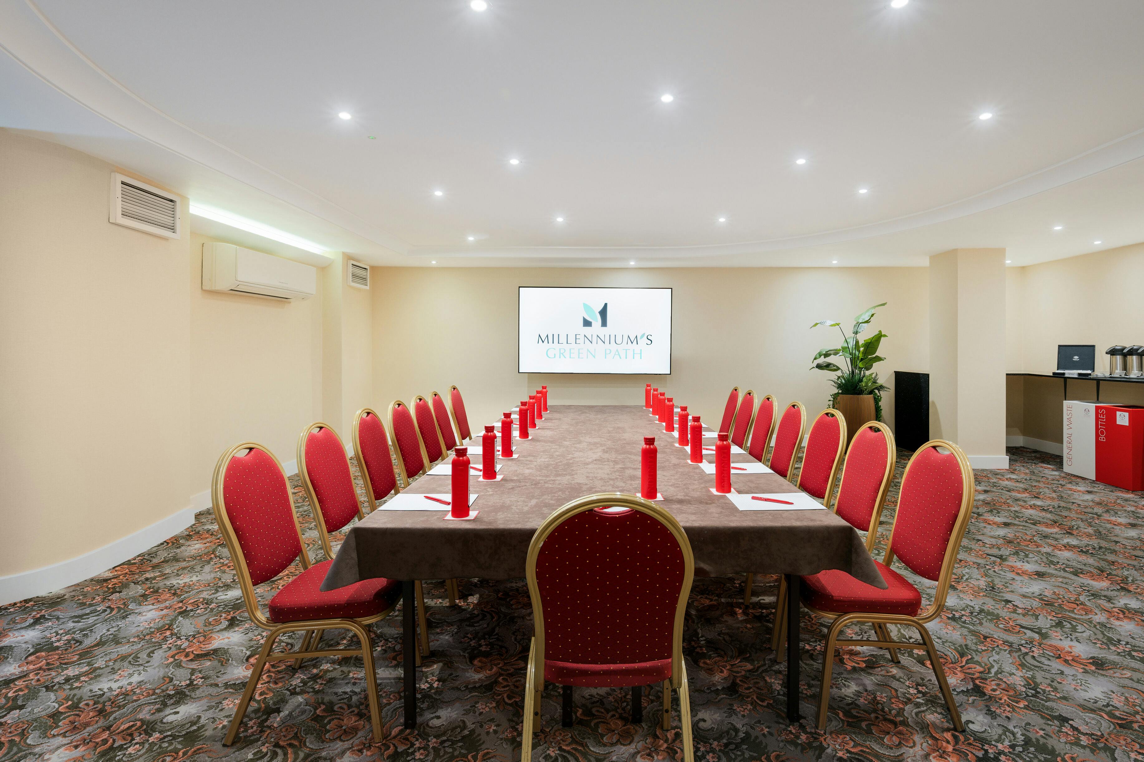 Oxford Suite meeting room with red candles, ideal for professional gatherings and workshops.