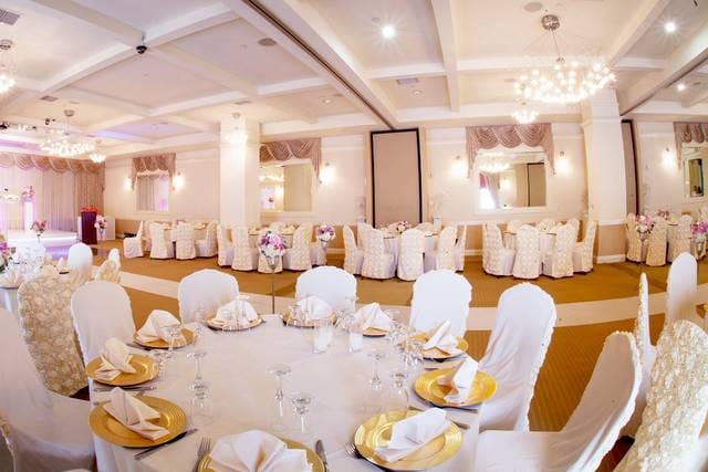 Elegant banquet hall with round tables, ideal for weddings and corporate events.