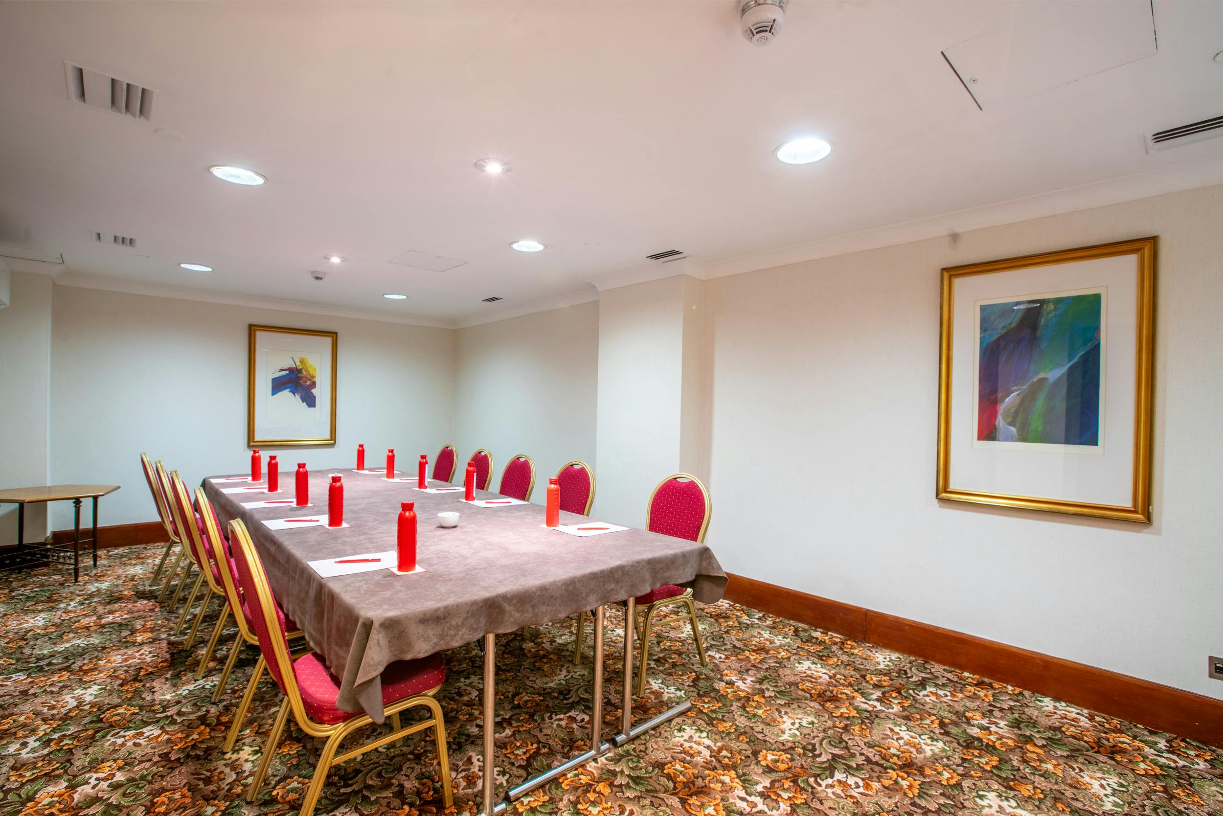 "Princess Boardroom in London: elegant meeting room with long table, ideal for workshops."