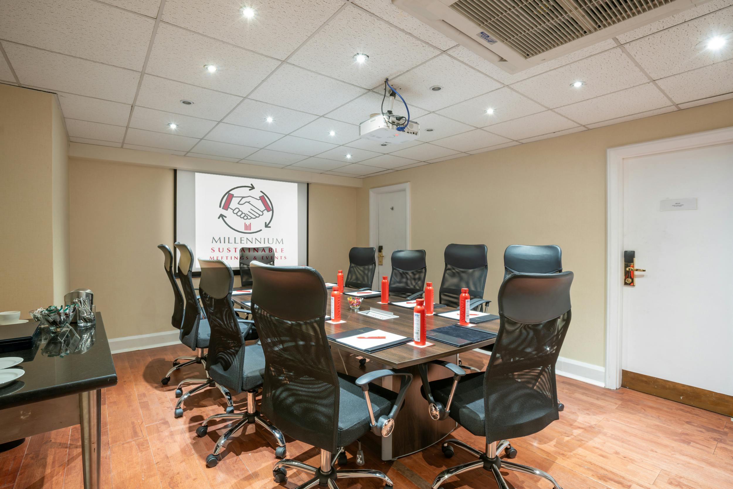 Stanhope Boardroom in Kensington: ergonomic chairs, ideal for corporate meetings and workshops.