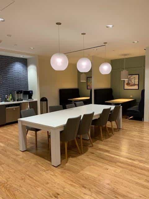 Modern executive meeting space with large table, ideal for collaboration and brainstorming.