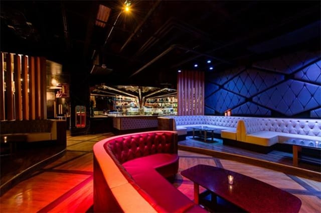 Bootsy Bellows Paris lounge with plush seating, ideal for networking events and gatherings.