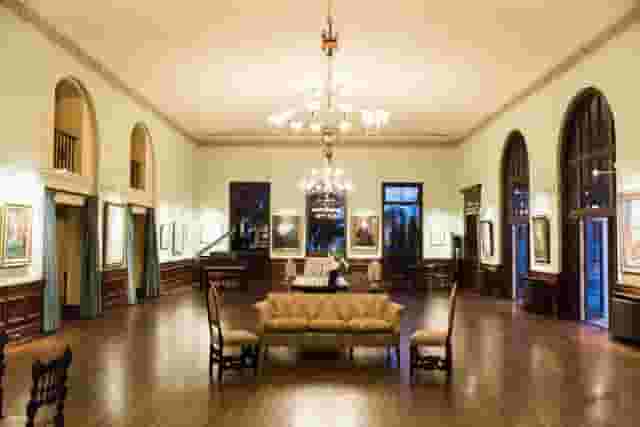 Lounge & Art Salon