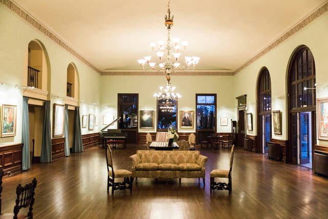 Lounge & Art Salon