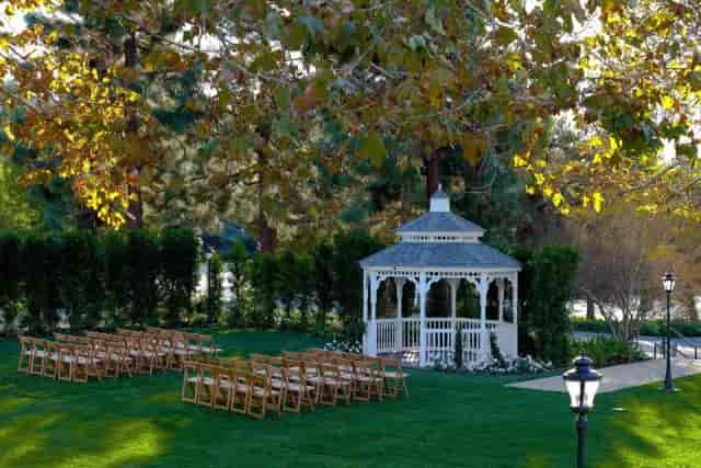Banquet hall gazebo in lush greenery, ideal for weddings and outdoor ceremonies.