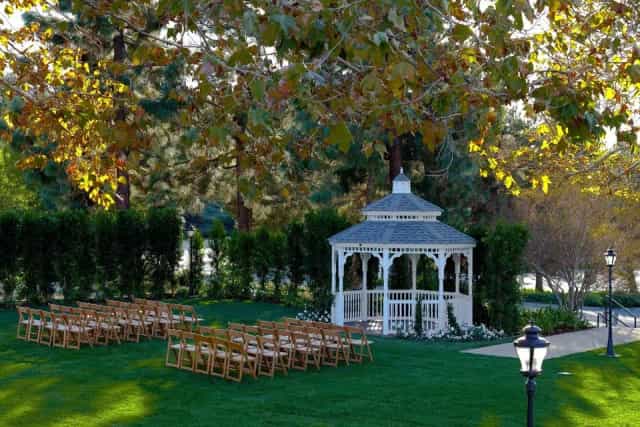 Banquet hall gazebo in lush greenery, ideal for weddings and outdoor ceremonies.