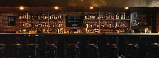 Stylish bar at Gold-Diggers Hotel with cozy lighting, ideal for cocktail receptions.
