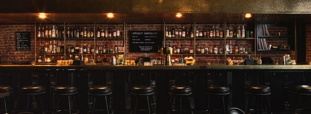 Stylish bar at Gold-Diggers Hotel with cozy lighting, ideal for cocktail receptions.