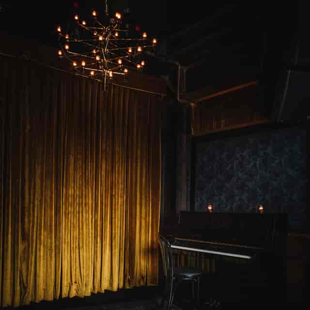 Elegant bar at Gold-Diggers Hotel with vintage piano, ideal for intimate events.