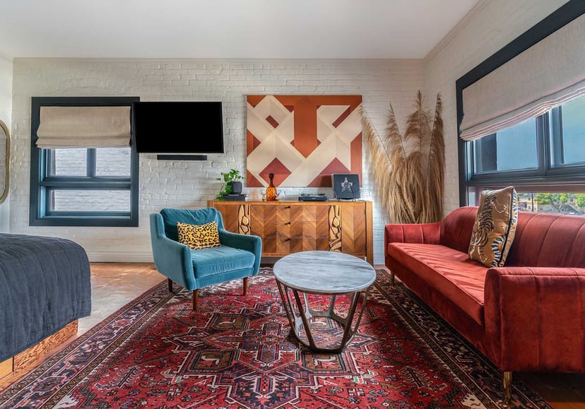 Stylish Guest Lounge at Gold-Diggers Hotel, ideal for meetings and gatherings.