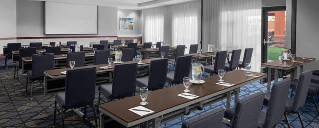 Meeting room at Courtyard Los Angeles Burbank Airport, ideal for professional events and presentations.