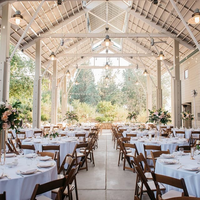 Bridal Suite in The Garden Room, elegant tables for weddings and events, airy atmosphere.