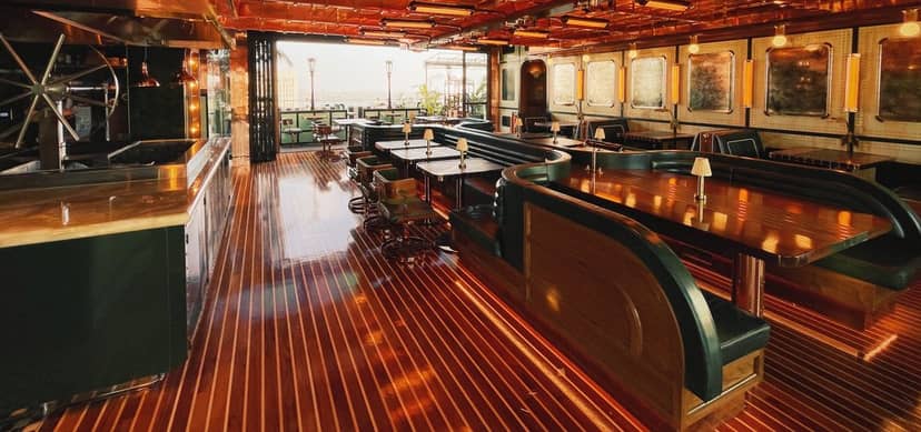 Stylish bar in The Reading Club, ideal for meetings and events with elegant furnishings.
