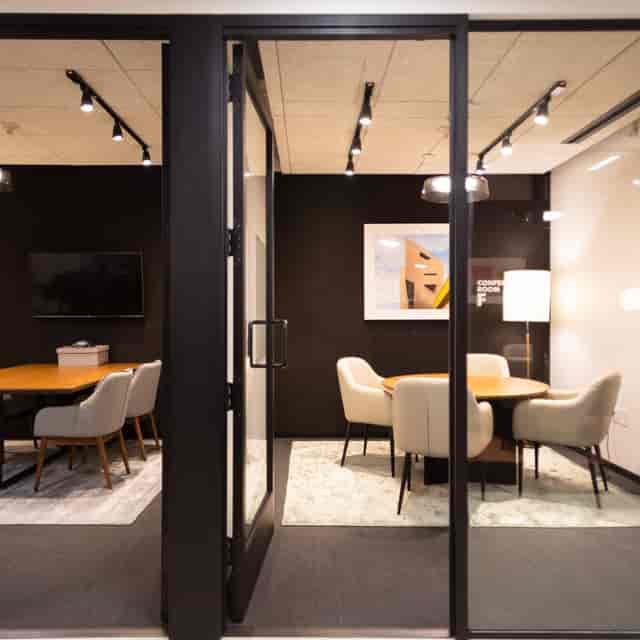 Modern meeting room with glass walls, ideal for collaboration and brainstorming sessions.