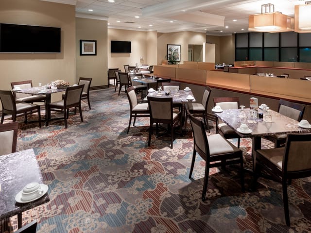 Holiday Inn Torrance dining space for intimate meetings, upscale ambiance, flexible seating.