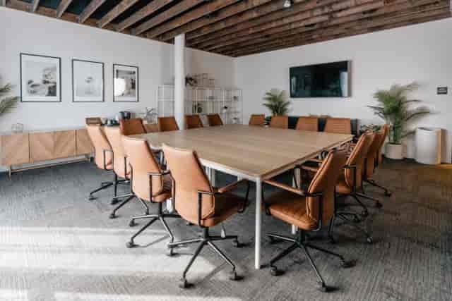 Modern conference room with central table, ideal for workshops and meetings.