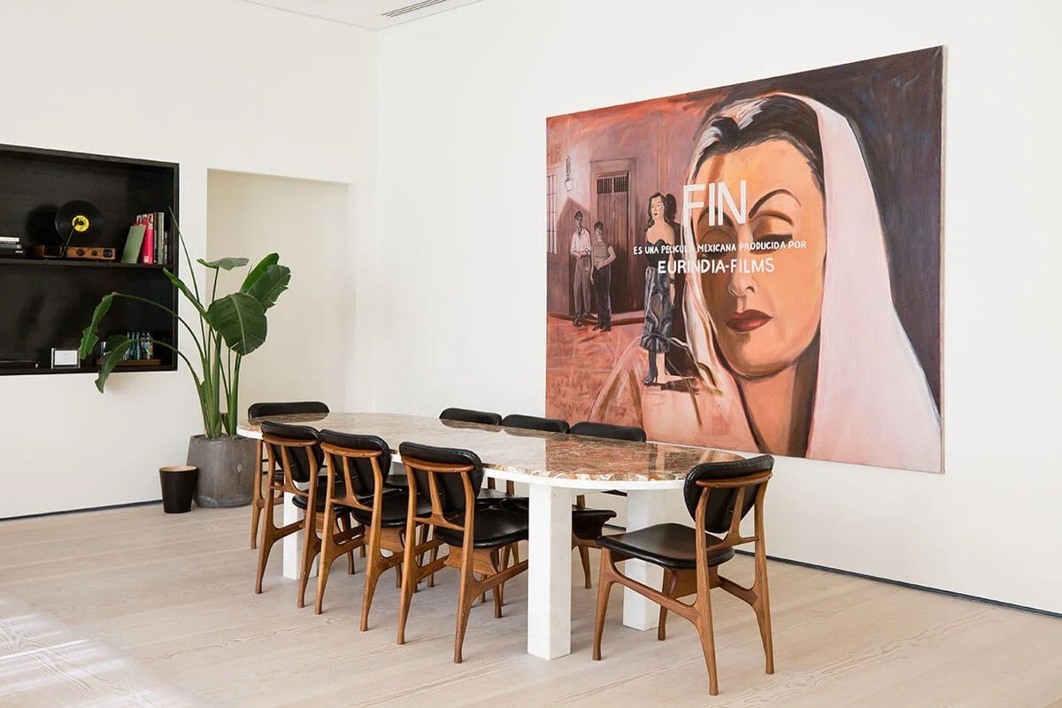 Modern library meeting space with elegant table, ideal for brainstorming sessions.