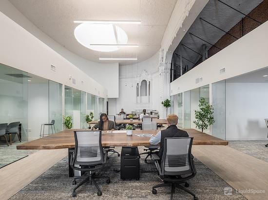 Modern meeting space with wooden table, ideal for workshops and brainstorming sessions.