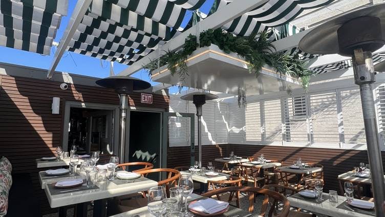 Stylish outdoor event space with modern furnishings for gatherings and meetings.