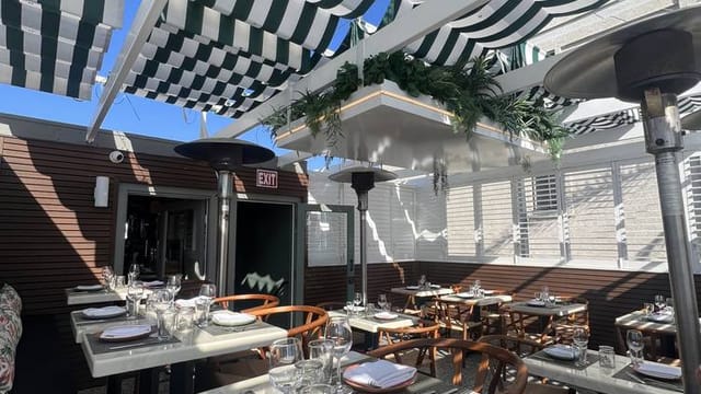 Stylish outdoor event space with modern furnishings for gatherings and meetings.