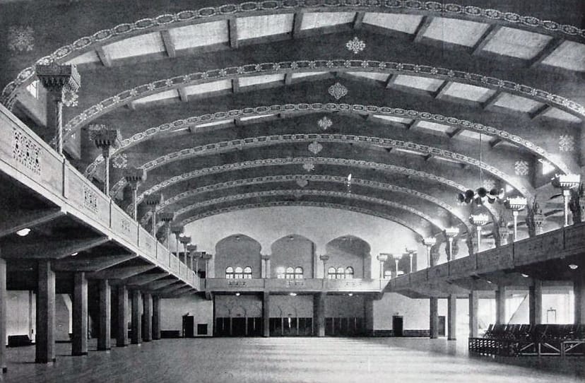 Shrine Expo Hall with arched ceilings, ideal for conferences and banquets.