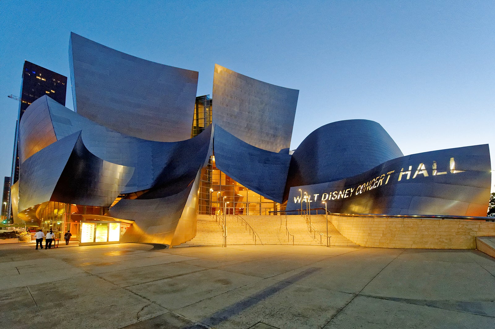 Walt Disney Concert Hall: iconic architecture for galas and conferences.