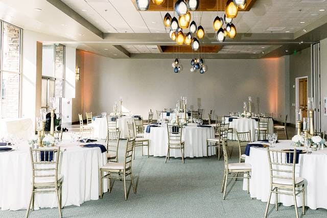 Elegant auditorium with round tables, ideal for weddings and corporate events.