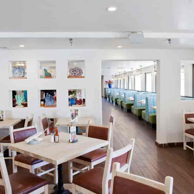 Modern dining area in Acapulco Downey, ideal for casual meetings and networking events.