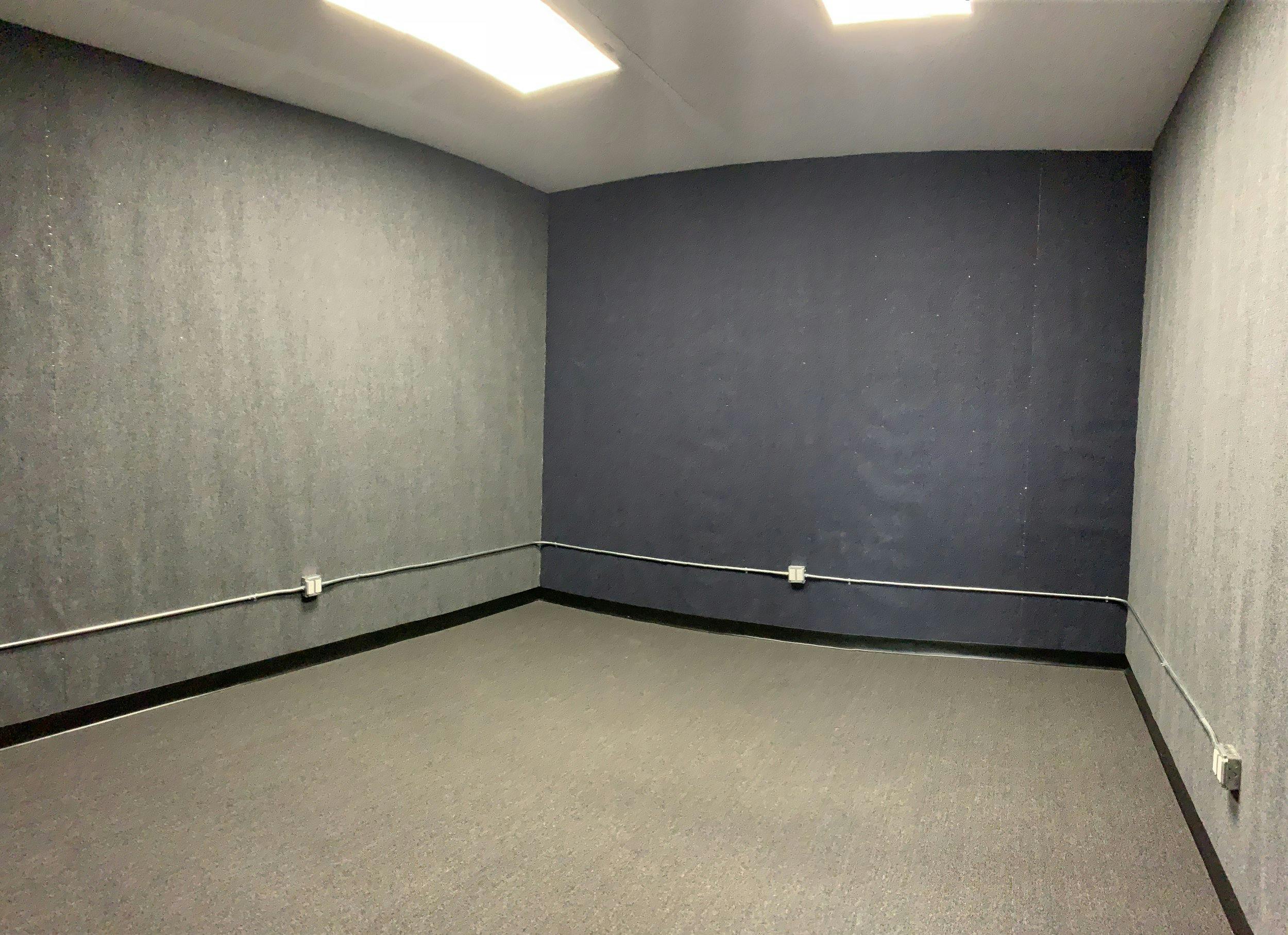 Versatile meeting space at Monthly Studios, ideal for brainstorming sessions and events.