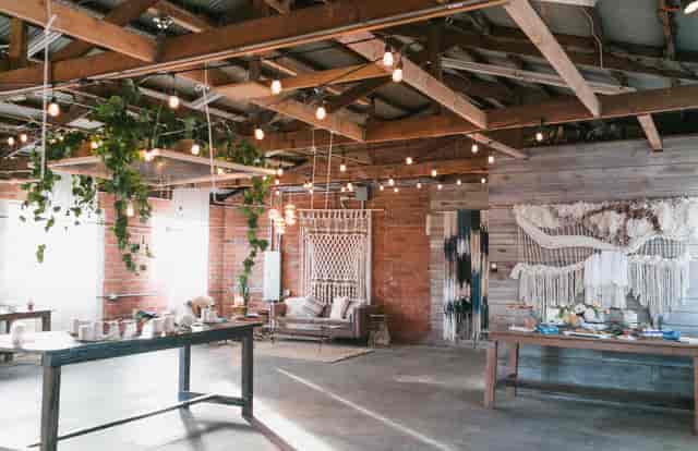 Rustic event space with wooden beams, ideal for intimate gatherings and workshops.