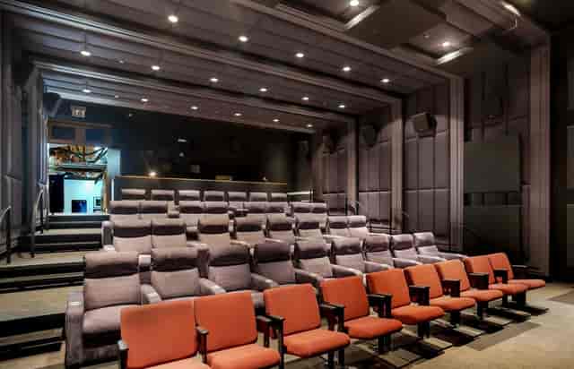 Modern screening room with tiered seating, ideal for film screenings and corporate events.