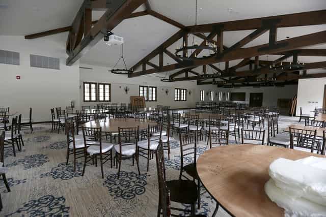 Elegant bar venue with wooden beams, ideal for banquets and conferences.