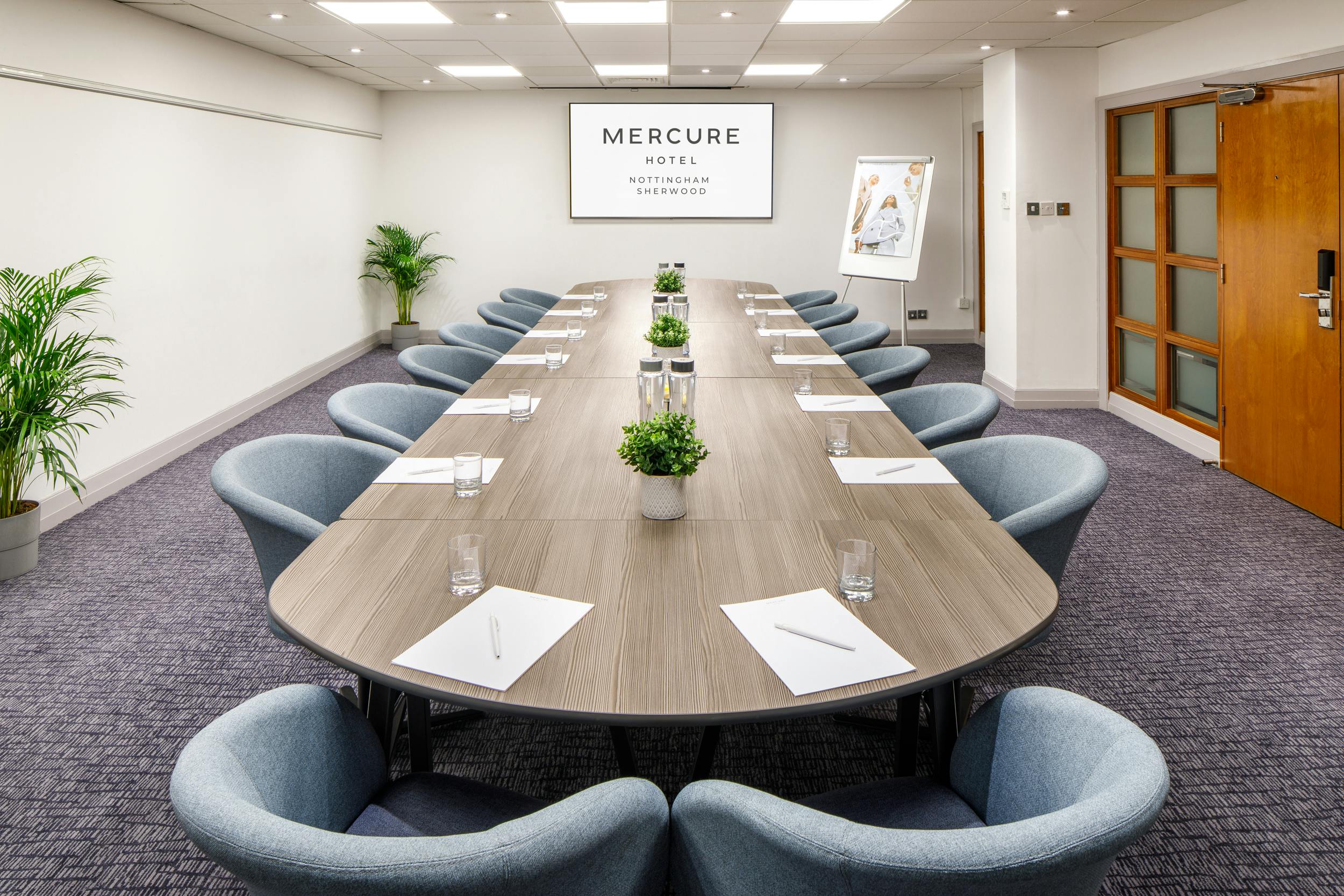 Modern meeting room with natural light, ideal for corporate events and workshops.