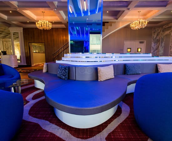 Modern lounge in Pasadena Hotel & Pool, ideal for networking events and meetings.