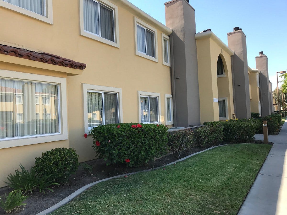 Buena Park Holiday Inn exterior, ideal for events with welcoming architecture and natural light.