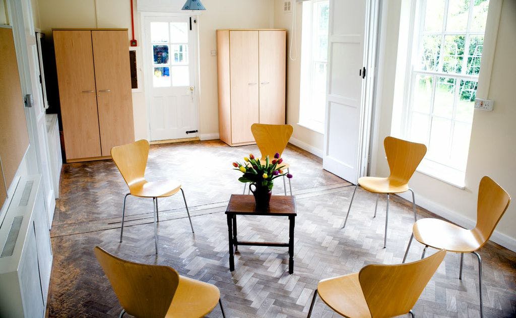 Small Meeting Room with floral centerpiece for workshops and brainstorming in Brentford Quaker House.