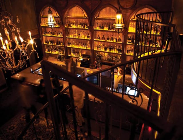 Cigar Lounge in La Descarga: elegant bar with spiral staircase, ideal for cocktail receptions.