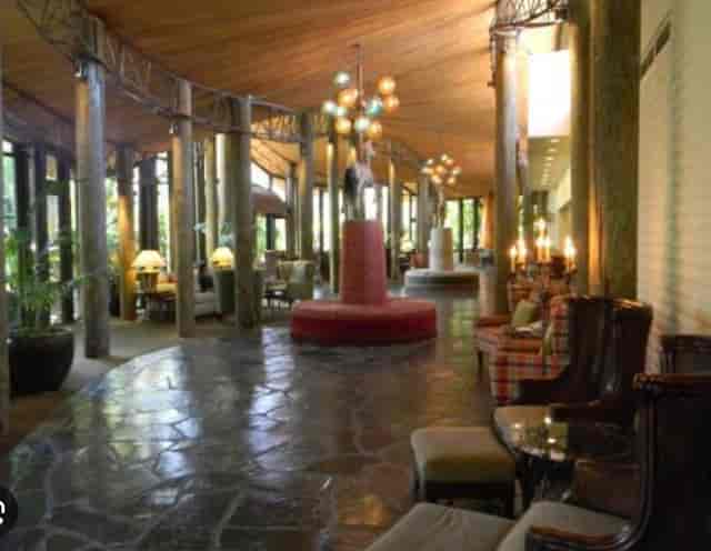 Spacious Lobby Lagoon with natural wood, ideal for events and gatherings.