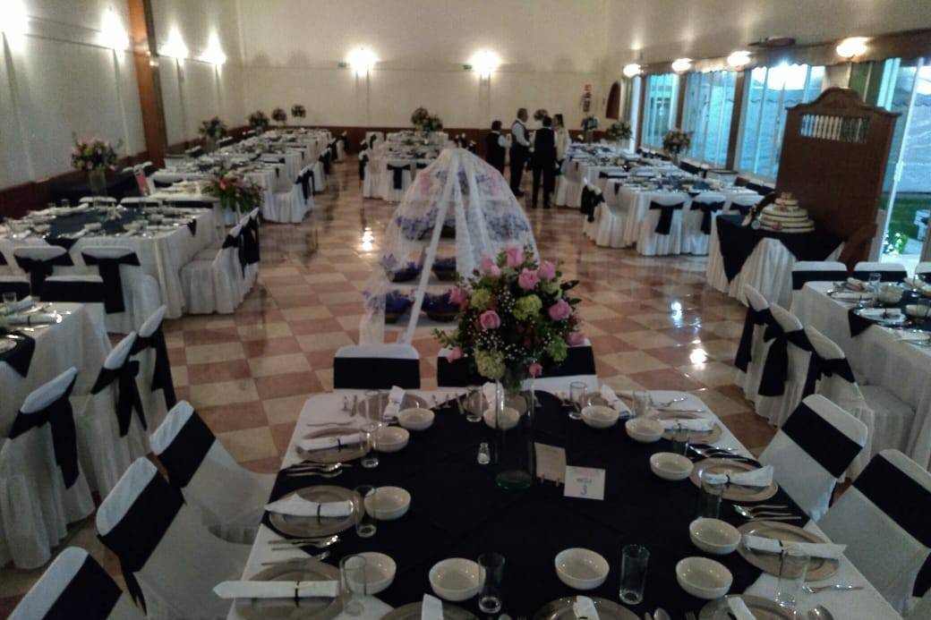Elegant banquet hall at Salon Monarca, ideal for weddings and formal events.