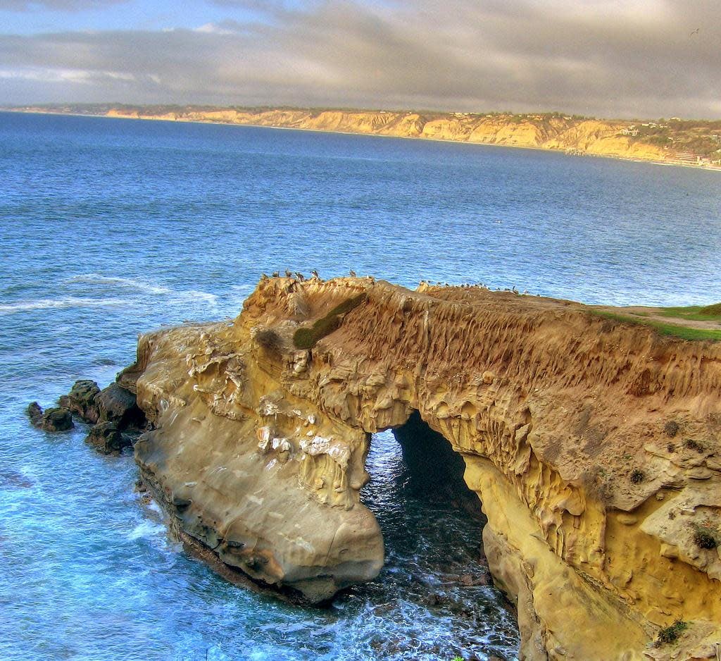 Coastal bar with cliffs, ideal for outdoor events and retreats by the ocean.