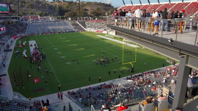 Snapdragon Stadium debuts to 15,000 ...