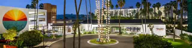ARLO Town and Country Resort: elegant palm trees, ideal for events and gatherings.
